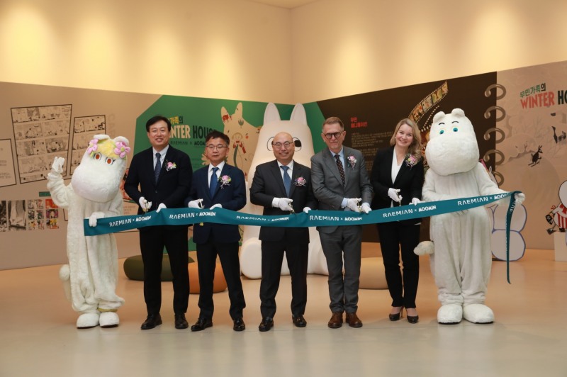 페카 메초 주한핀란드대사(사진 우측 두 번째(캐릭터 제외))와 김명석 삼성물산 주택본부장(사진 우측 세 번째(캐릭터 제외))이 서울 송파구 문정동 래미안갤러리에서 열린 무민 특별전 오프닝 행사에 참석해 기념사진을 촬영하고 있다. / 사진제공=삼성물산 건설부문