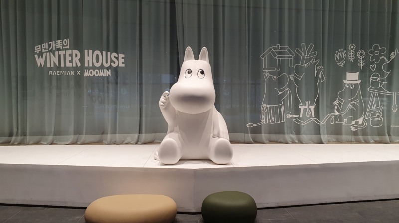삼성물산 래미안갤러리 겨울맞이 특별전 “무민 가족의 윈터 하우스”에 전시된 무민 캐릭터의 모습 / 사진제공=삼성물산 건설부문