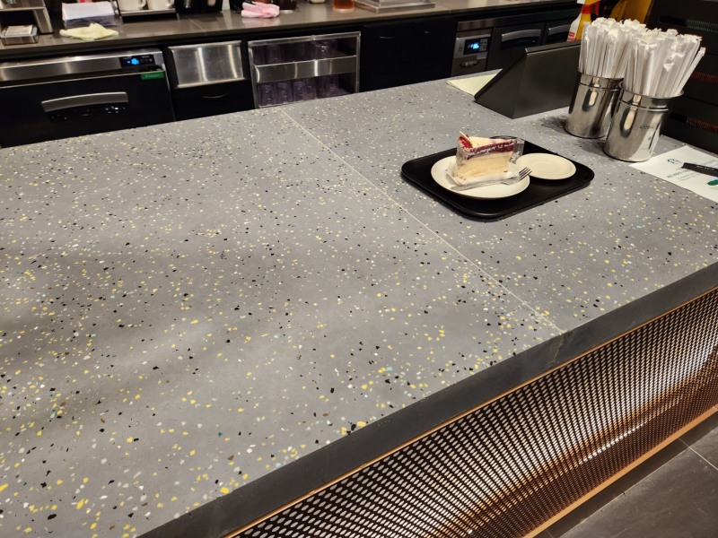 매장 계산대는 폐텀블러를 재활용해 친환경을 강조했다./사진=나선혜기자