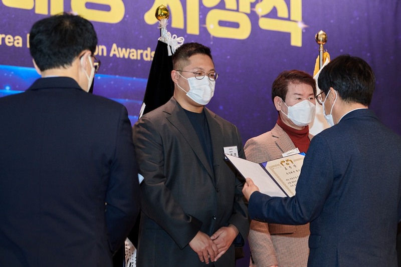 제27회 한국유통대상 상생 협력 부문에서 대통령 표창을 수상한 무신사. (사진 가운데) 한문일 무신사 대표가 상을 받고 있다./사진제공=무신사