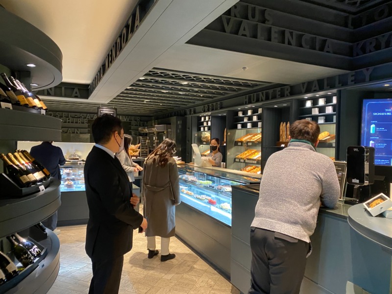 서울의 한 특급호텔에서 고객들이 베이커리 제품을 구경하고 있다./ 사진촬영 = 홍지인 기자