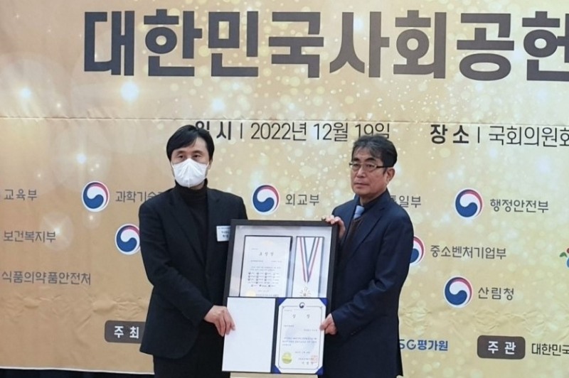 박정우 SR 경영인재실장(왼쪽)이 산업통상자원부장관상을 수상하고 기념촬영을 하는 모습./사진제공=SR