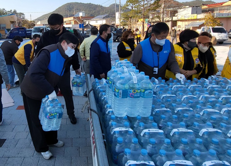 GS리테일이 가뭄으로 식수난을 겪고 있는 완도에 생수 1만병을 긴급 지원했다./사진제공=GS리테일