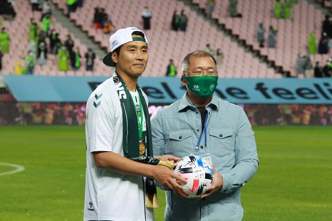정의선 현대차그룹 회장(오른쪽)이 2020년 11월 1일 전주 월드컵경기장 이동국 선수 은퇴식에서 기념촬영을 하고 있다. 