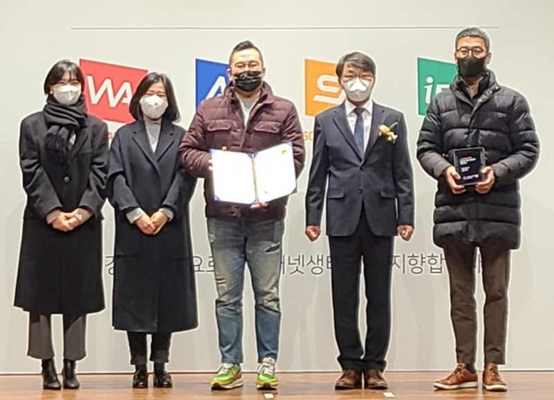 신호상 이마트24 마케팅담당 상무(가운데)와 이마트24 임직원이 '스마트앱어워드 2022' 대상을 수상하고 기념 사진을 촬영하고 있다./사진제공=이마트24