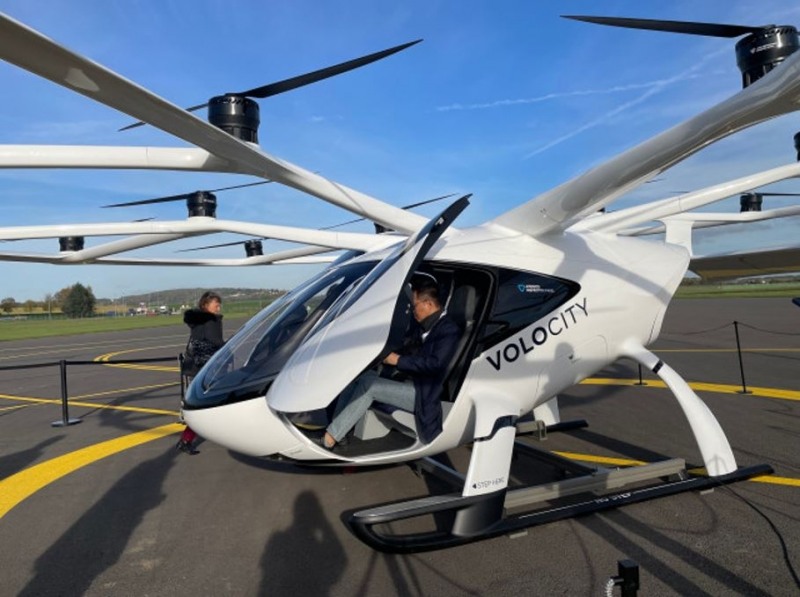 롯데건설 관계자가 볼로콥터社가 개발한 수직이착륙기 ‘볼로시티’를 탑승하여 실내를 체험하고 있다. / 사진제공=롯데건설