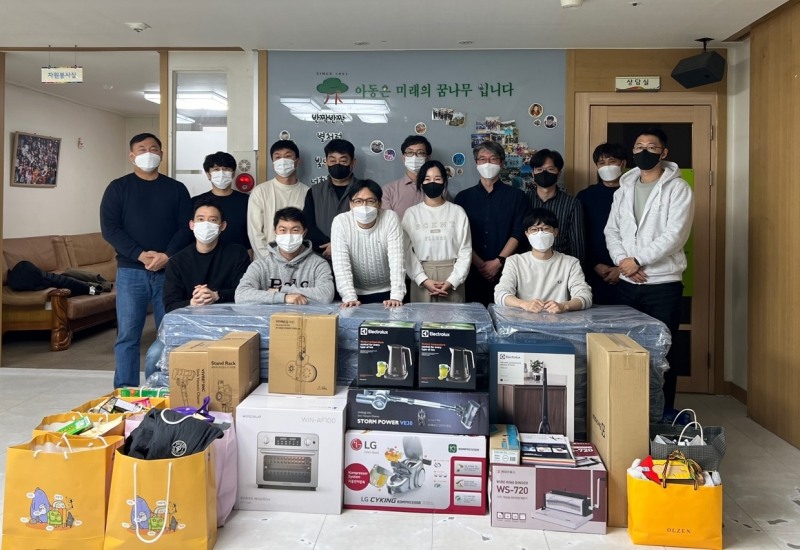 한글과컴퓨터가 크리스마스를 앞두고 아동복지시설을 찾아 봉사활동과 기부를 통해 나눔활동을 펼쳤다. 사진=한컴
