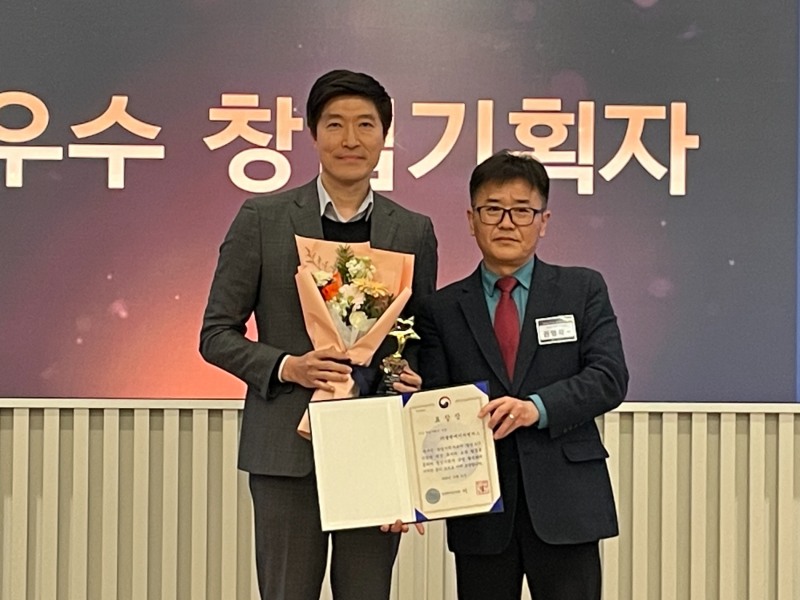 왼쪽부터 원한경 플랜에이치 대표가 권영학 중기부 과장에게 중소벤처기업부 장관 표창을 전해받고 기념촬영을 하는 모습./사진제공=호반그룹