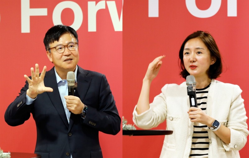 지난 22일, 11번가 서울스퀘어 사옥에서 진행된 타운홀 미팅에서 (왼쪽부터)하형일 사장과 안정은 사장이 2023년 11번가 2.0의 본격적 실행 전략을 설명하고 있다./사진제공=11번가