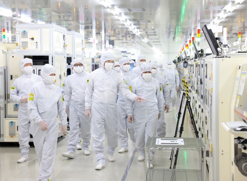 이재용 삼성전자 회장이 22일 베트남 하노이 인근의 삼성디스플레이 법인(SDV)을 방문해 디스플레이 생산 공장을 점검하고 있다. 사진=삼성전자