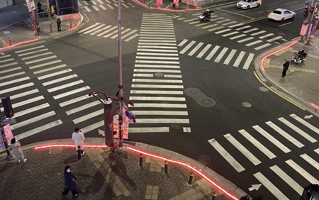 ▲ 강동구 내 바닥신호등. 사진제공 = 강동구