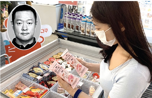 ▲ 허치홍 편의점 MD부문장(원 안). 고객이 GS25에서 쿠캣 상품을 고르고 있다. 사진제공 = GS리테일