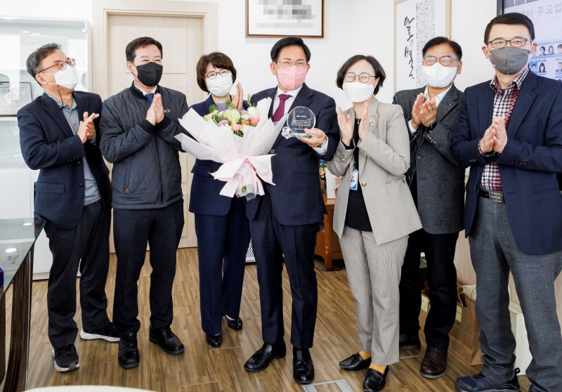 박강수 마포구청장(가운데)이 ‘올해의 자치구상’을 수상하고 국장단과 기념촬영하는 모습./사진제공=마포구