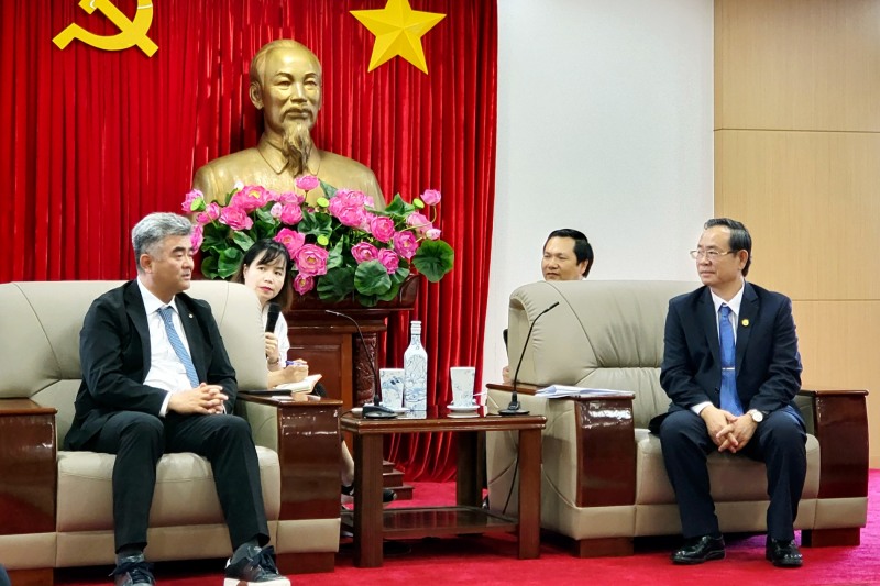 정원주 부회장(사진 왼쪽)이 베트남 빈즈엉성에서 응우옌 반 자잉(nguyen van danh) 부성장을 접견하고 있다. / 사진제공=대우건설