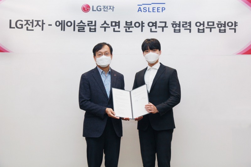 23일 서울 금천구에 위치한 LG전자 가산R&D캠퍼스에서 LG전자 H&A연구센터장 오세기 부사장(사진 왼쪽), 에이슬립 이동헌 대표가 참석한 가운데 ‘수면 분야 연구 협력’을 위한 업무협약(MOU)을 체결했다. 사진= LG전자
