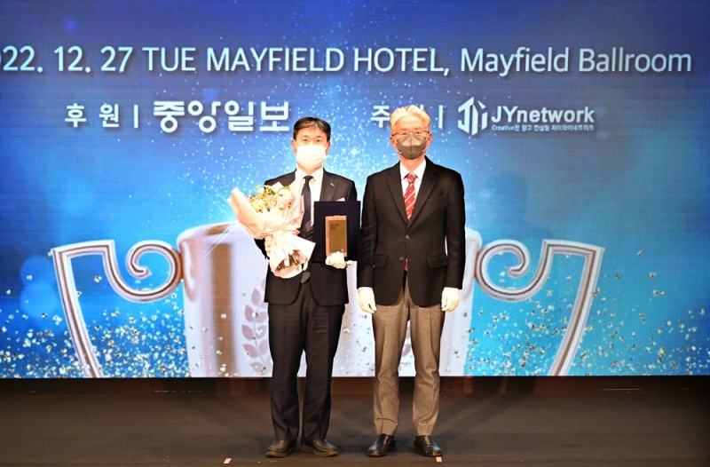 심두섭 인카금융서비스 사장(왼쪽)이 2022 올해의 우수브랜드 대상을 받고 기념촬영을 하고 있다./사진=인카금융서비스