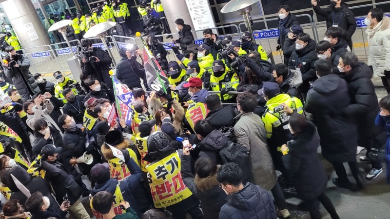 마포소각장백지화투쟁본부 관계자들이 서울 마포구 월드컵경기장에서 주민설명회장 진입을 시도하며 경찰들과 몸싸움을 벌이고 있다./사진=주현태 기자