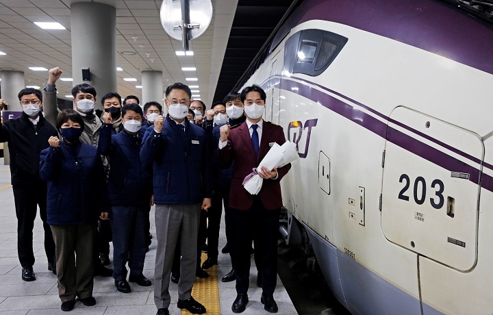 이종국 SR 대표이사(앞줄 가운데)를 비롯한 관계자들이 SRT 203호 영업운영 기념하기 위한 사진촬영을 진행하는 모습./사진제공=SR