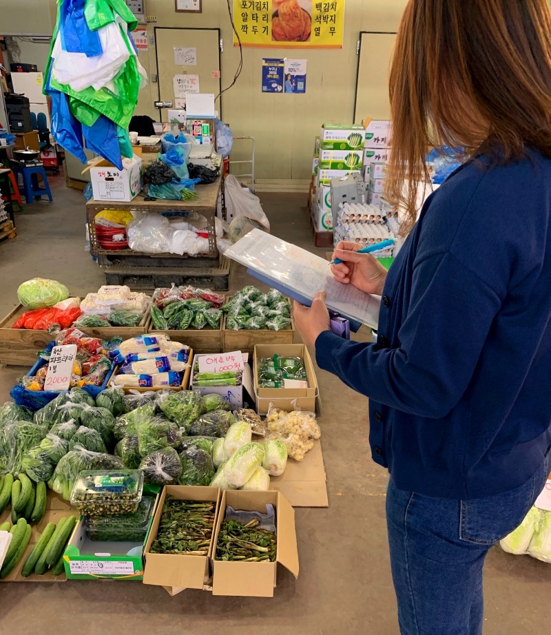 마포구 공무원이 현장 물가조사를 하는 모숩./사진제공=마포구