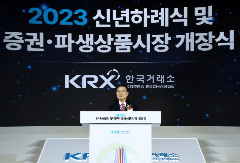 한국거래소는 1월 2일 오전 여의도 서울사옥 종합홍보관에서 2023년 증권·파생상품시장 개장식을 개최했다. 손병두 한국거래소 이사장이 인사말을 하고 있다. / 사진제공= 한국거래소(2023.01.02)