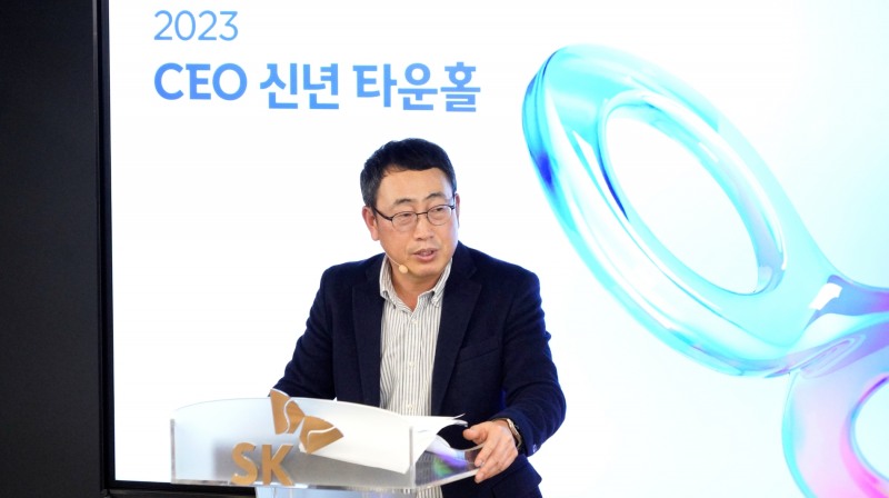 유영상 SK브로드밴드 사장이 2일 열린 타운홀 미팅에서 구성원들과 대화하고 있다. 사진=SK브로드밴드