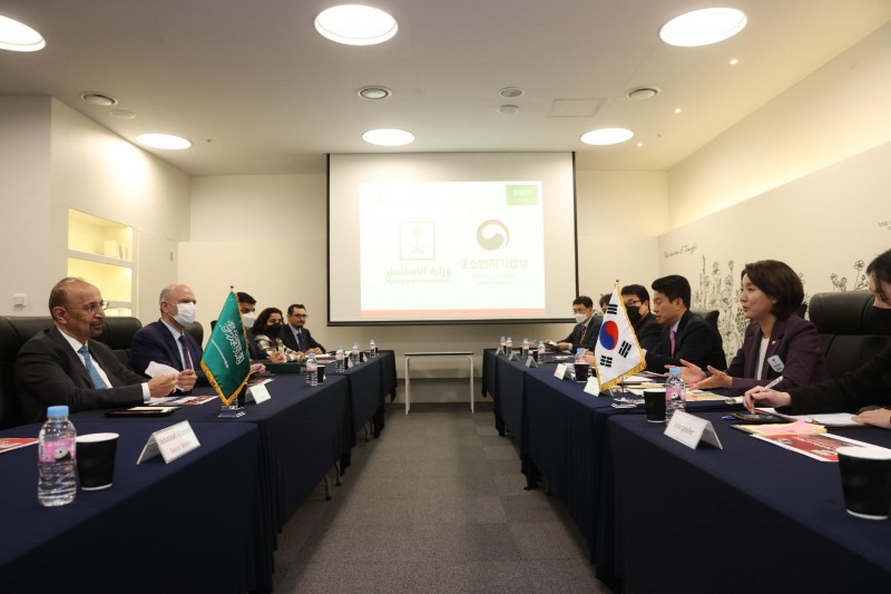 이영 중소벤처기업부 장관(오른쪽)이 지난해 11월 사우디아라비아 칼리드 알 팔리 투자부 장관(왼쪽)과의 양자면담에서 양국 스타트업의 교류 및 벤처투자 활성화 방안을 논의했다. /사진제공=중소벤처기업부