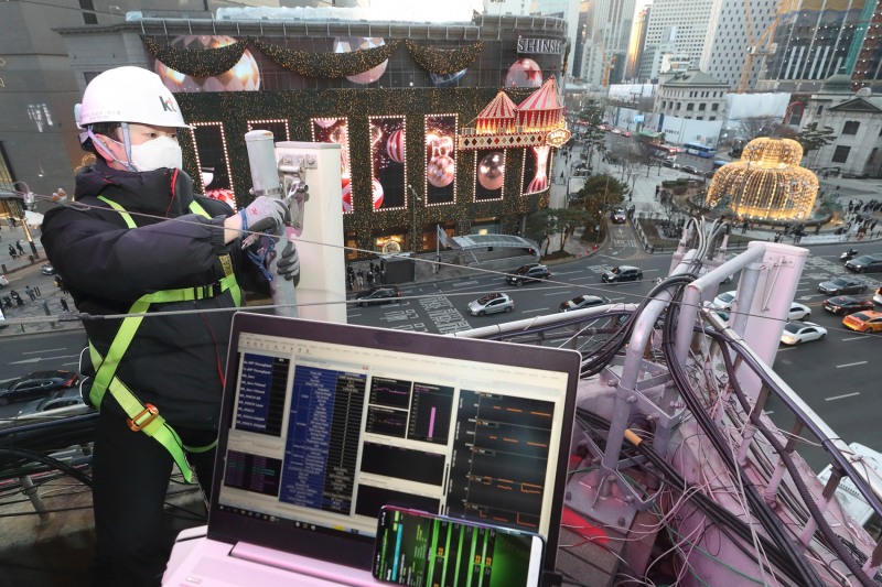 KT 네트워크 전문가가 번화가의 기지국을 점검하고 있다. 사진=KT
