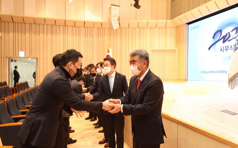 시무식 후 직원들과 인사를 나누는 경영진, 오른쪽부터 정원주 부회장, 백정완 사장 / 사진제공=대우건설