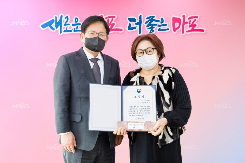 박강수 마포구청장(왼쪽)과 통계업무 유공 표창 수상자가 기념촬영을 하는 모습./사진제공=마포구