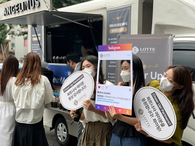 지난해 롯데백화점 바이어들이 파트너사를 찾아가 커피차 이벤트를 진행했다./ 사진제공 = 롯데쇼핑