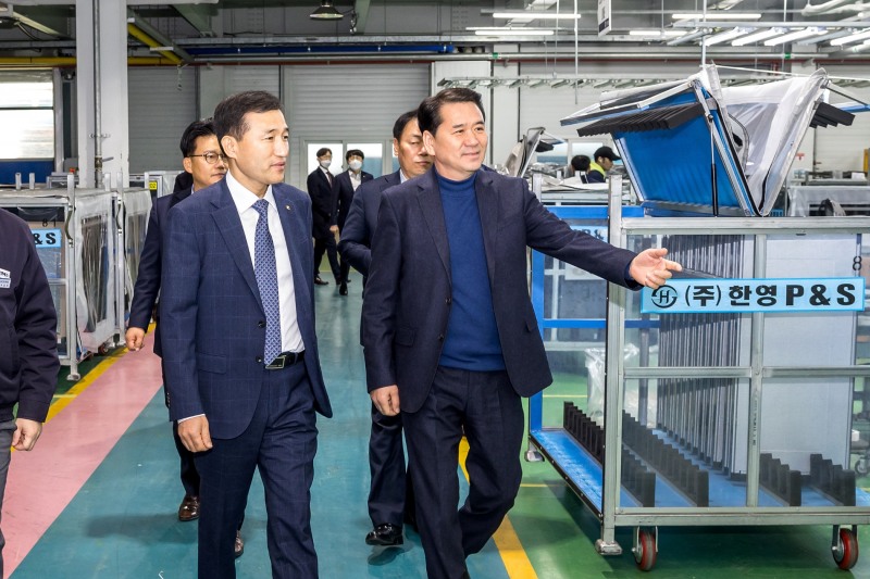 고병일 광주은행장(왼쪽)과 김윤섭 한영피엔에스 회장이 사업장을 둘러보고 있다. / 사진제공=광주은행