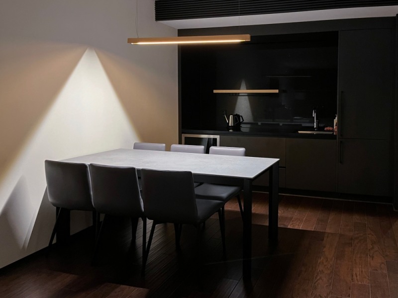 글래드 호텔앤리조트에 설치된 한샘 식탁./사진제공=한샘