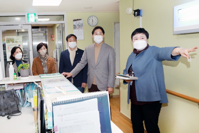 (왼쪽부터) 조미정 의원, 이정미 의원, 송재천 의원, 길기영 의장이 구립중구노인요양센터 전미애 원장으로부터 시설 현황에 대한 설명을 듣고 있다../사진제공=중구의회