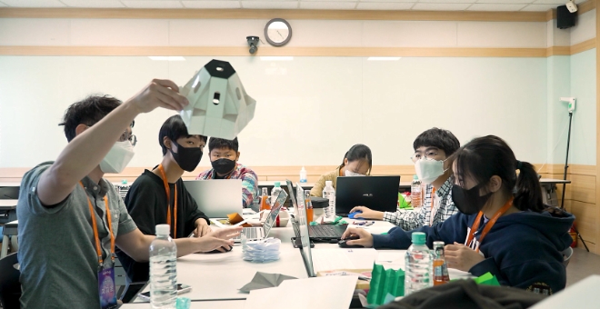 한화(회장 김승연)는 7일 한화빌딩에서 ‘우주의 조약돌’ 1기에 참여한 중학교 1, 2학년 수료생 29명이 ‘우리가 달에 산다면’을 주제로 6개월간 진행한 프로젝트 발표와 함께 수료식을 진행한다. /사진=한화.