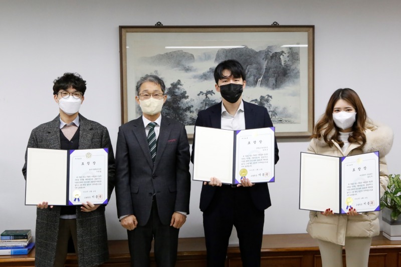 5일 부산지방조달청에서 HUG와 수상기관 관계자들이 기념촬영을 하고 있다. / 사진제공=HUG