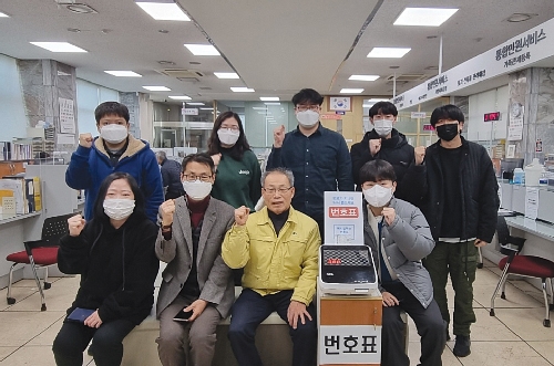 ▲ 상암동주민센터 양상현 동장(앞줄 왼쪽에서 세번째)을 비롯한 직원들이 기념촬영을 하는 모습. 사진 = 주현태 기자