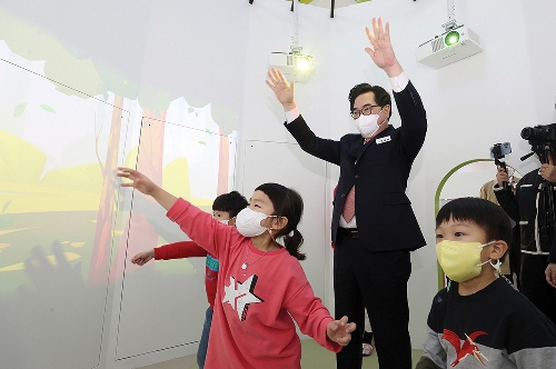 ▲ 박일하 동작구청장이 관내 어린이들과 소통을 나누고 있다.