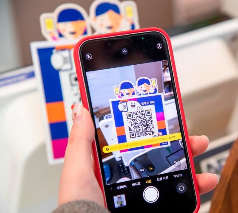 주민이 이태원 상가에서 서울페이로 결제하는 모습./사진제공=용산구