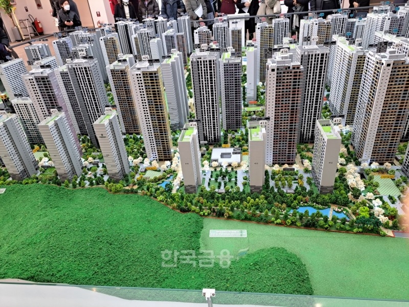 올림픽파크 포레온 현장에 전시된 전체 단지 유니트./사진=장호성 기자