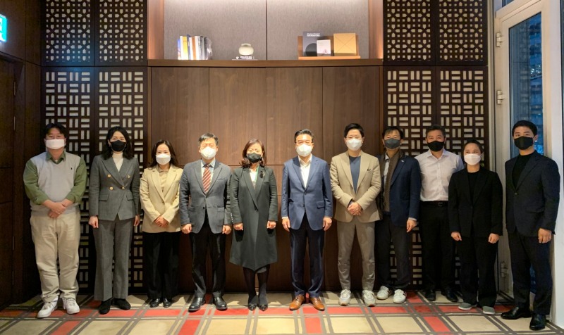 온라인투자연계금융협회가 자문위원단을 발족했다. 사진 왼쪽부터 박정호 명지대학교 교수, 여은정 중앙대학교 교수, 이젬마 경희대학교 교수, 서지용 상명대학교 교수, 안수현 한국외국어대학교 교수, 임채율 온라인투자연계금융협회장, 김상윤 중앙대학교 교수, 박문구 삼정KPMG 전무, 김대윤 피플펀드 대표, 이효진 8퍼센트 대표, 이시성 온라인투자연계금융협회 사무처장. /사진제공=온라인투자연계금융협회