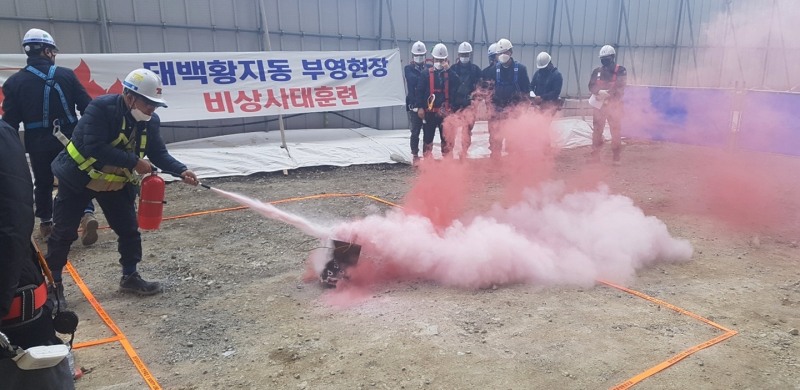 강원도 태백 황지동 부영아파트 공사현장에서 현장 임직원들이 비상사태 훈련을 하고 있는 모습./사진제공=부영그룹