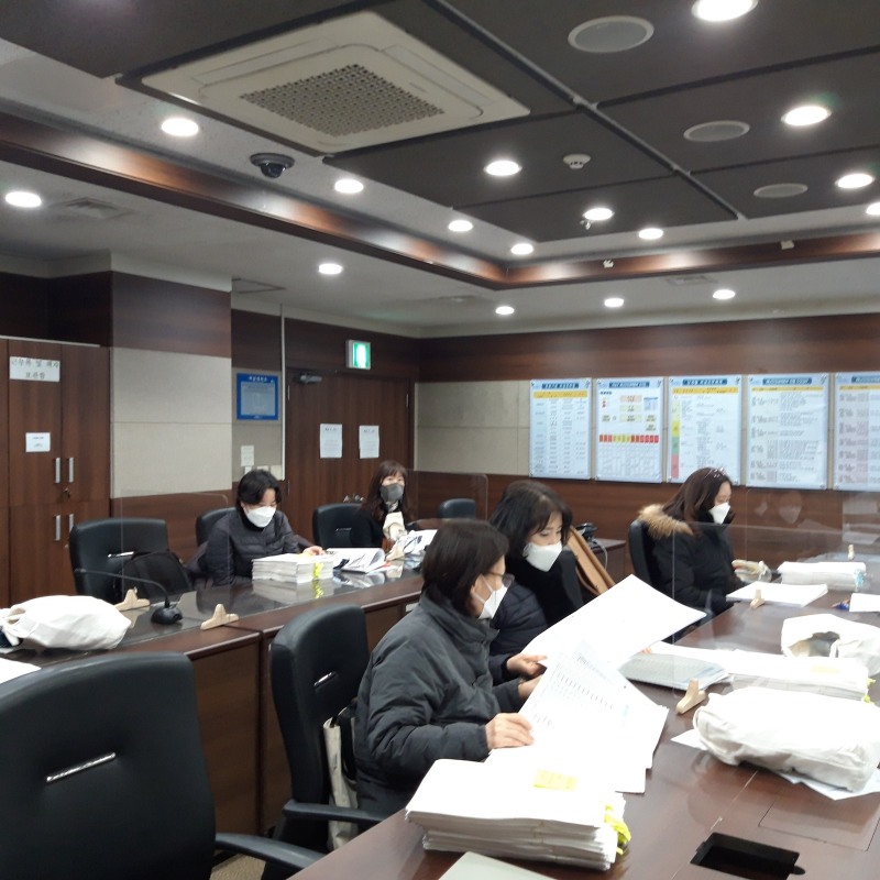 마포구 사업체조사 통계조사요원들이 조사표를 점검하고 있는 모습./사진제공=마포구