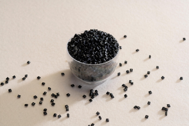 LG화학(부회장 신학철)이 차량을 가볍게 하는 정전도장 플라스틱 소재를 미쓰비시 자동차 외장에 적용했다. /사진=LG화학.