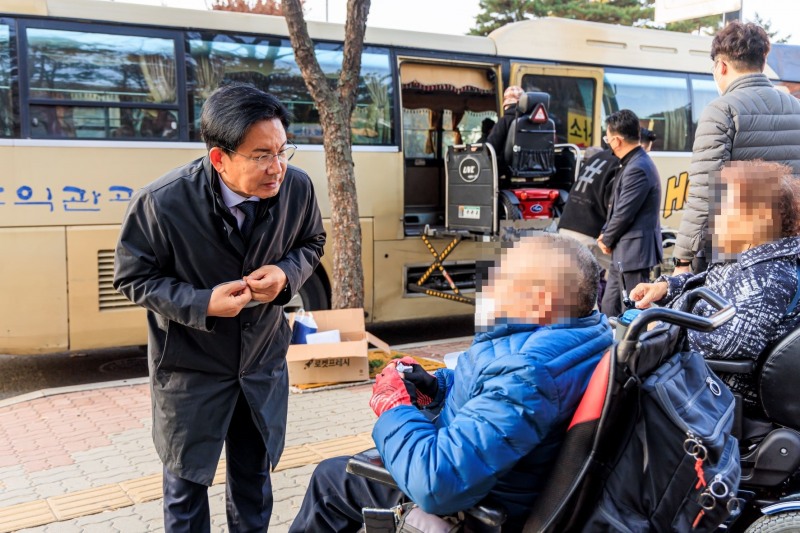 박강수 마포구청장(왼쪽)이 마포장애인종합복지관 회원들의 고충을 경청하고 있다.