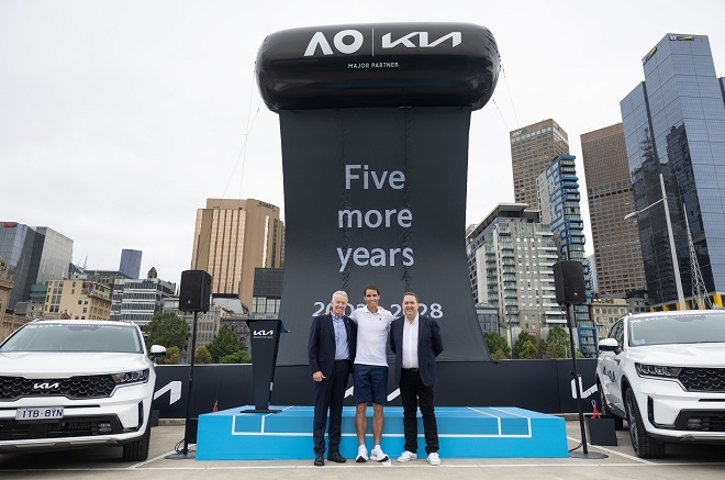 (왼쪽부터) 크레이그 타일리 호주오픈 토너먼트 디렉터, 라파엘 나달 선수, 데미안 메레디스 기아호주 COO가 호주오픈 공식차량 전달식에서 기념 사진을 촬영하고 있다. 제공=기아.