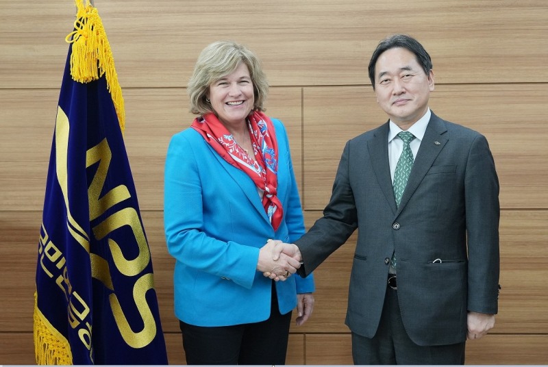 김태현 국민연금공단 이사장(사진 오른쪽)은 12일 오전 제니 존슨 프랭클린템플턴 회장(왼쪽)의 예방을 받고, 공단이 있는 전라북도 전주에 프랭클린템플턴 전주사무소를 개소하는 것과 더불어 세계 경제와 금융시장에 대한 의견을 나눴다. / 사진제공= 국민연금공단(2023.01.12)