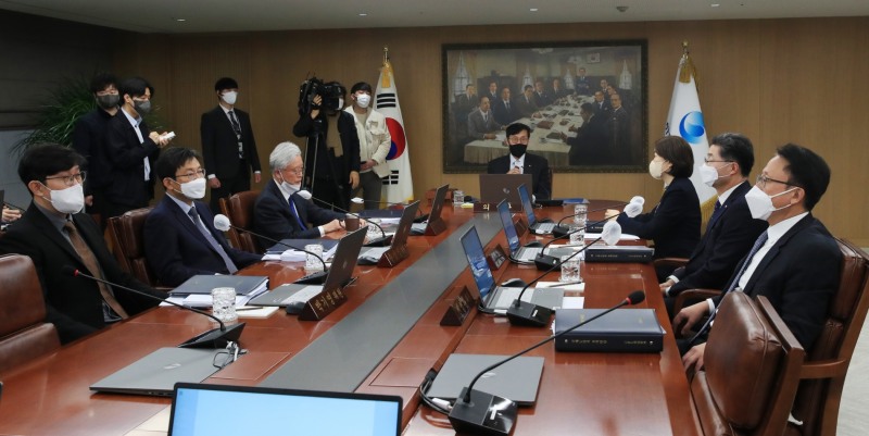 이창용 한국은행 총재가 13일 오전 서울 중구 한국은행에서 열린 금융통화위원회 본회의에서 회의를 주재하고 있다. 7인체제 금통위 모습. / 사진제공= 한국은행(2023.01.13)