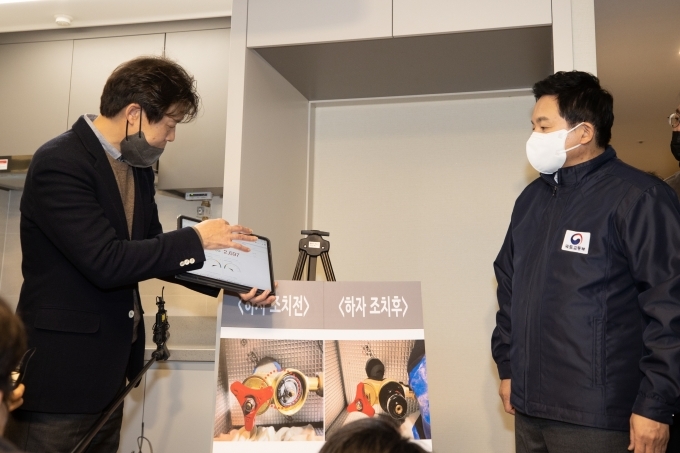 원희룡 국토교통부 장관(오른쪽)이 13일 임대아파트 입주 현장을 찾아 직접 현장점검에 나서고 있다. /  사진=국토교통부