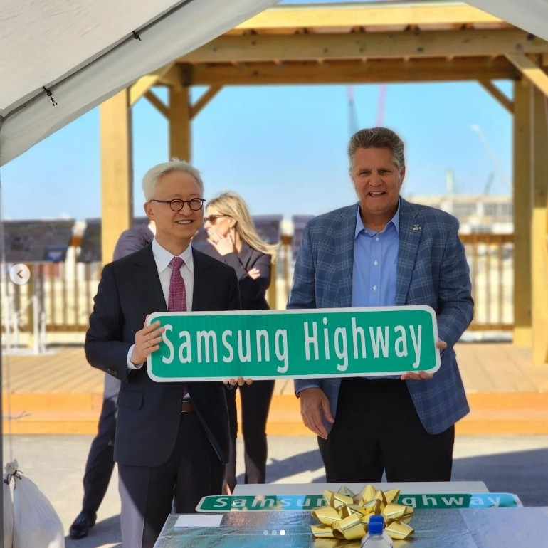(왼쪽부터) 경계현 삼성전자 DS부문장(사장)이 빌 그라벨 윌리엄슨 카운티장과 함께 'Samsung Highway' 도로 표지판을 들고 있다. 사진=경계현 사장 인스타그램