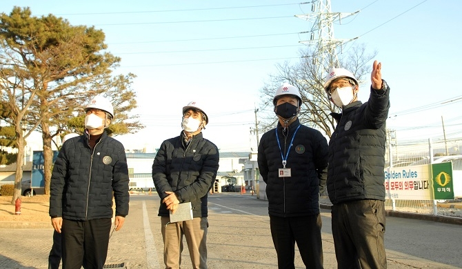 김영범 코오롱인더스트리 사장(오른쪽 두번째)이 지난 12일 구미공장을 방문해 생산 설비 현황에 대한 설명을 듣고 있다. 제공=코오롱인더스트리.